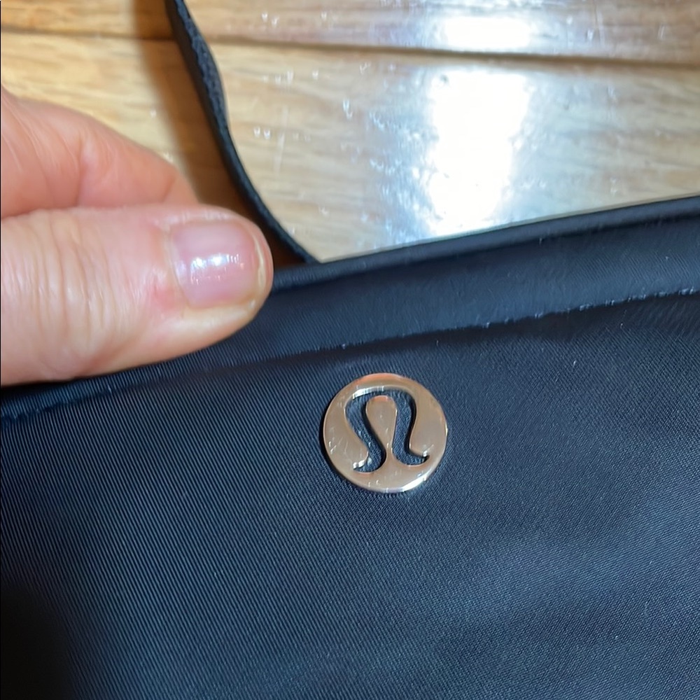 Lululemon Black Belt Bag with Adjustable Straps and Modern Design - Picture 2 of 9